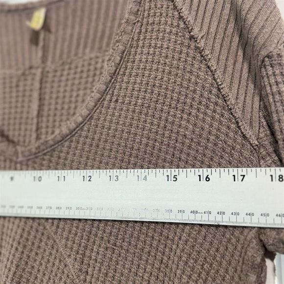 Free People Waffle Knit Thermal Top XS Taupe Long Sleeve Slouchy Raw Hem Grunge - Picture 7 of 10
